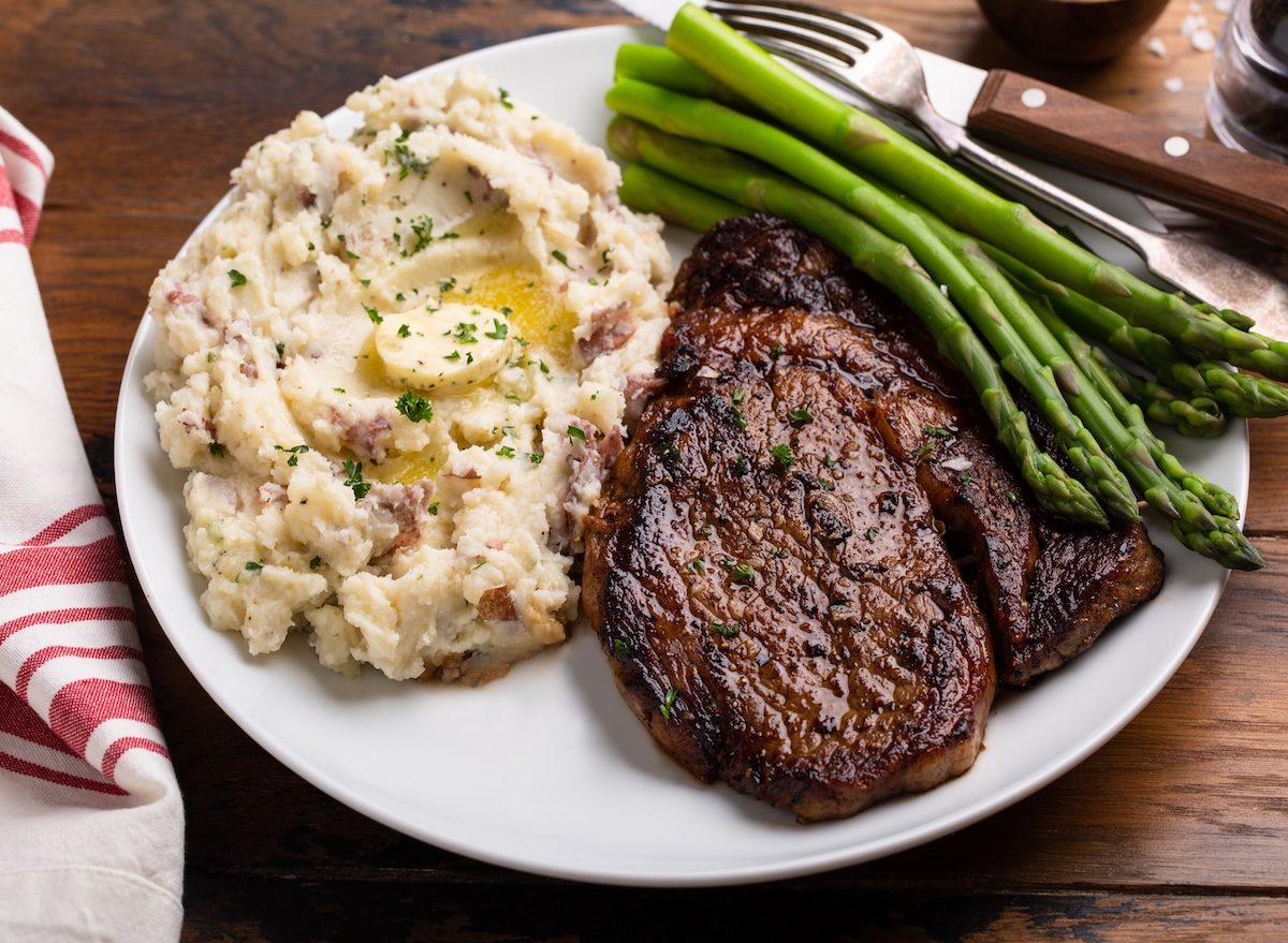 Um corte magro de steak gordo de filete Mignon, cozido a alta temperatura por alguns minutos, sobre uma mesa de madeira