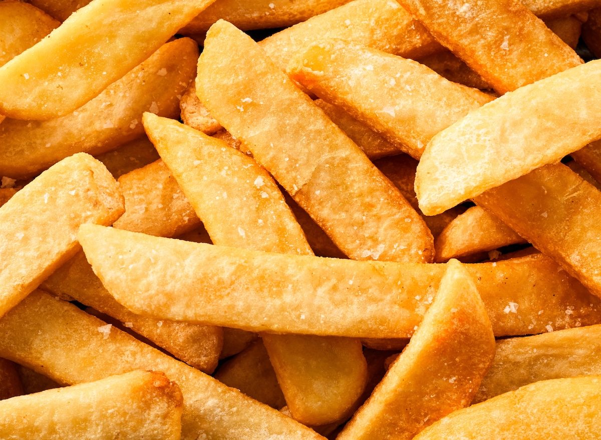 Batatas cortadas em pedaços grossos, fritas até ficarem douradas e crocantes