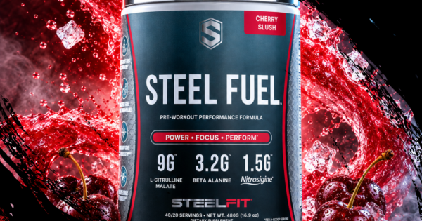 Frasco de pré-treino Steel Fuel ao lado de um copo de shaker, medidor de dose e frutas energéticas (banana, morango)