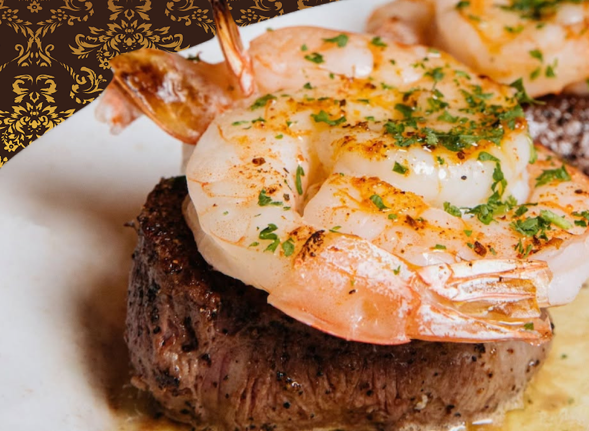 Um filé mignon gourmet grelhado ao lado de camarões cozidos com ervas frescas