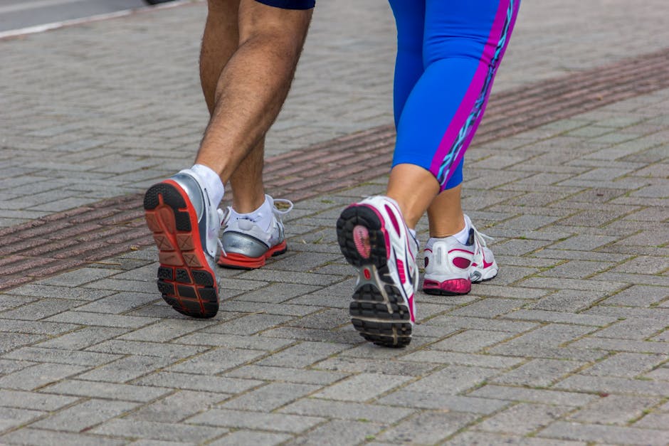Pessoa de tênis caminhando em um parque ensolarado enquanto monitora o tempo em um relógio inteligente no pulso