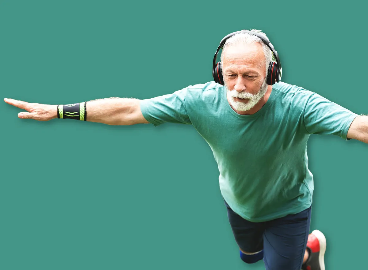 Uma pessoa fazendo um deadlift romeno, com um peso no pé e o corpo inclinado para trás