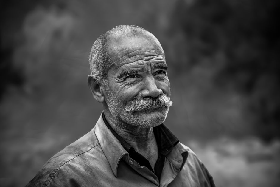Homem de 60 anos fazendo flexões no chão, com contagem de repetições exibida em tela ao lado