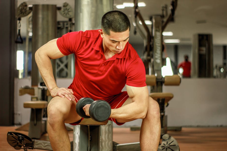 Pessoa de 40+ anos realizando agachamento com halteres em uma academia moderna, focada em ganho de massa muscular