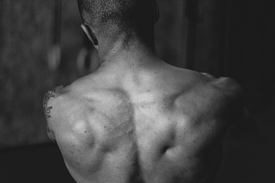 Pessoa de 55 anos realizando flexão de braço com foco na postura, em ambiente iluminado e motivador