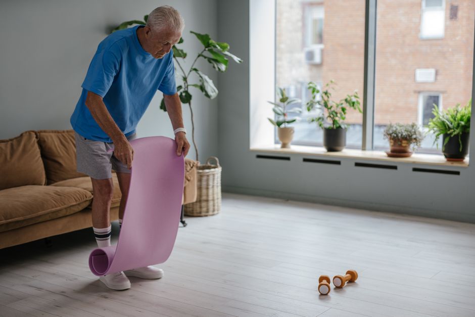 Uma pessoa fazendo Incline push-up com pernas apoiadas em uma escada, com um cronômetro ao lado
