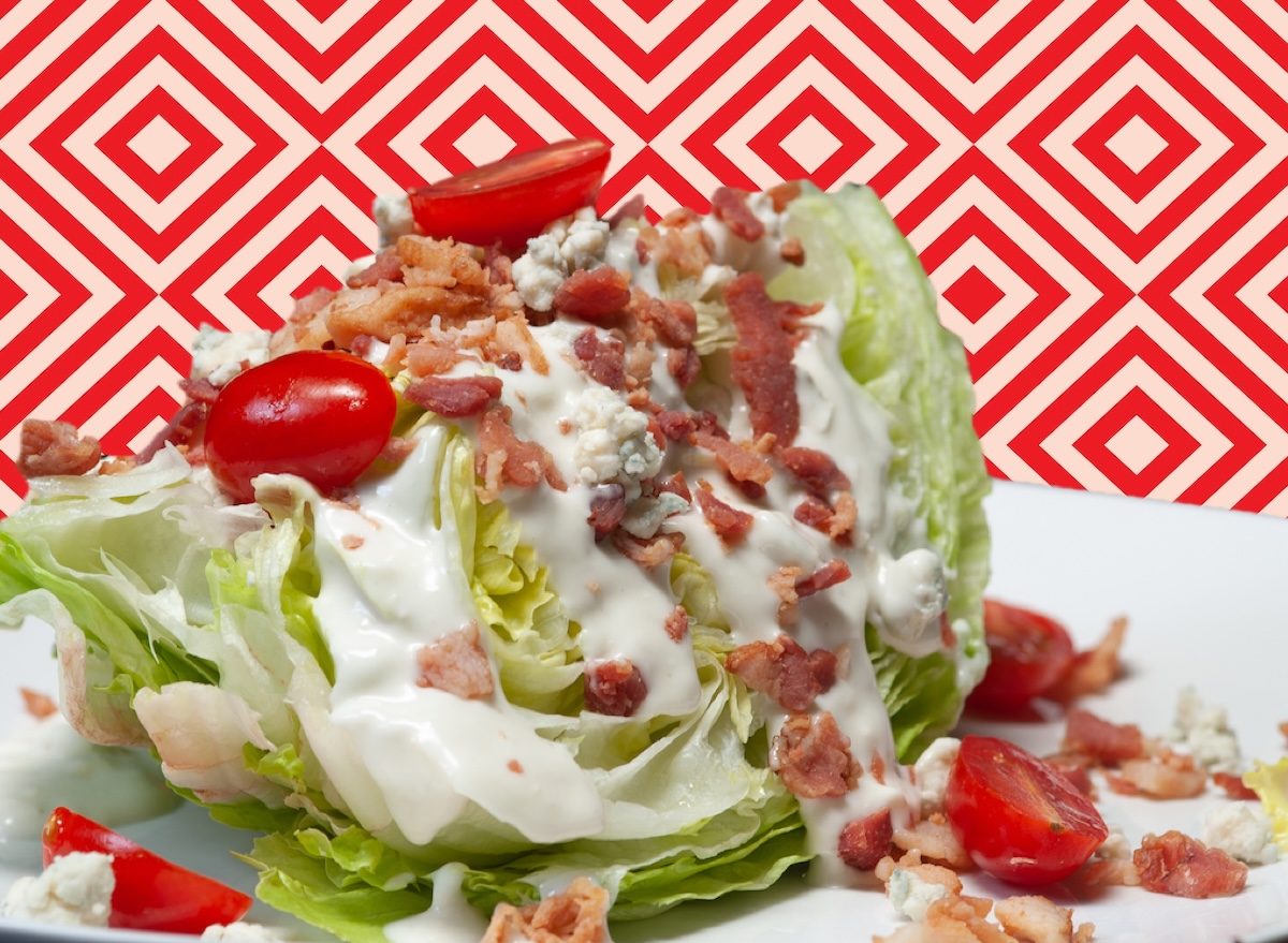 Alface iceberg crocante, molho cremoso, bacon defumado e queijo azul de qualidade