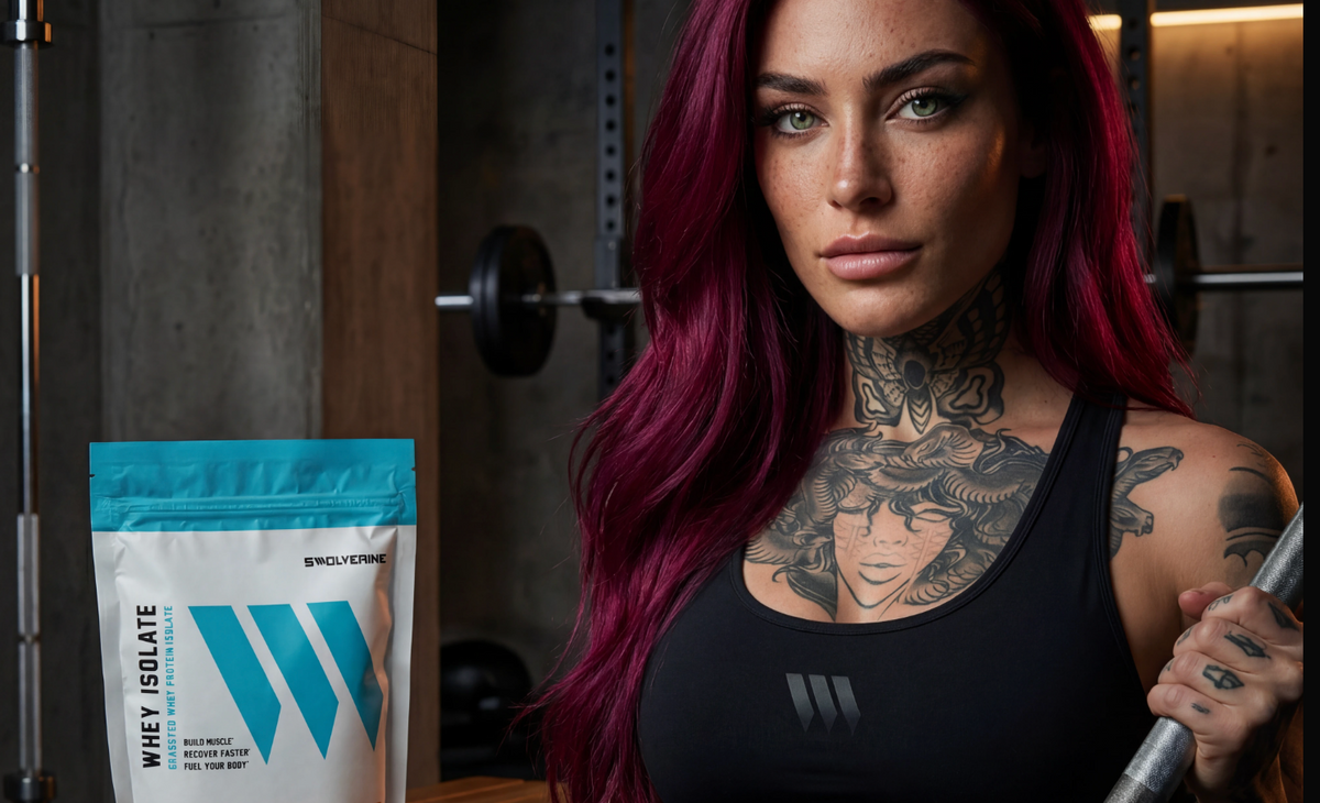 Pote de whey protein aberto sobre bancada de cozinha ao lado de uma coqueteleira e frutas frescas para um pós-treino